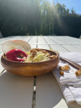 Lade das Bild in den Galerie-Viewer, Rezeptidee: Krautsalat mit Apfel und Walnüssen in einem Holzschälchen auf einem Gartentisch bei Sonnenschein