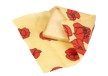 Lade das Bild in den Galerie-Viewer, Bienenwachstuch um Käse gewickelt