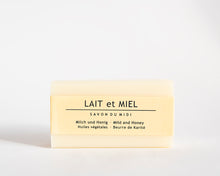 Lade das Bild in den Galerie-Viewer, Karité-Seife Milch & Honig 100g von Savon du Midi – cremeweiß, liegend mit Papierbanderole