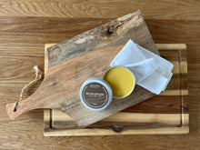 Lade das Bild in den Galerie-Viewer, Ansicht von oben einer geöffneten Dose Holzbalsam mit weissem Baumwolltuch auf zwei Holzbrettern.
