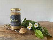 Lade das Bild in den Galerie-Viewer, Bio Honigsenf Kramerhonig auf Holztisch mit Löffel und Wiesenblumen – steinvermahlen, Bioland-zertifiziert
