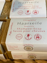 Lade das Bild in den Galerie-Viewer, Ein Stapel Haarseife von FINigrana mit Umverpackung. Sensitiv, vegan, palmölfrei, kontrollierte Natur-Kosmetik BDIH. Sie hochwertige, geprägte Seife schaut an den Seiten aus der Papiermanschette hervor.
