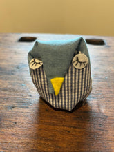 Lade das Bild in den Galerie-Viewer, Lavendelsäckchen Eule Hedwig mit geschlossenen Stoff-Augen, weiss-blau karierter Bauch , gelber Schnabel– handgefertigt"
