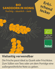 Lade das Bild in den Galerie-Viewer, Eine Grafik vom Sanddorn mit der Honigsorte Sanddorn-in-Honig und Verwendungsipp: vielseitig verwendbar  und passend zu Quark, oder Frischkäse, zum süße von Tees oder Porridge. Bioland- und EU-Bio-Siegel. 
