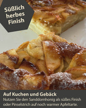 Lade das Bild in den Galerie-Viewer, Süßlich herbes Finish für Kuchen und Gebäck. Leckerer, saftiger Apfelkuchen mit Sanddornhonig als Topping.
